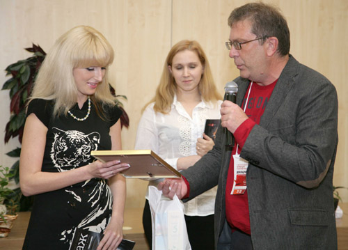 Ходаков вручает приз сертификат на дистанционное обучение